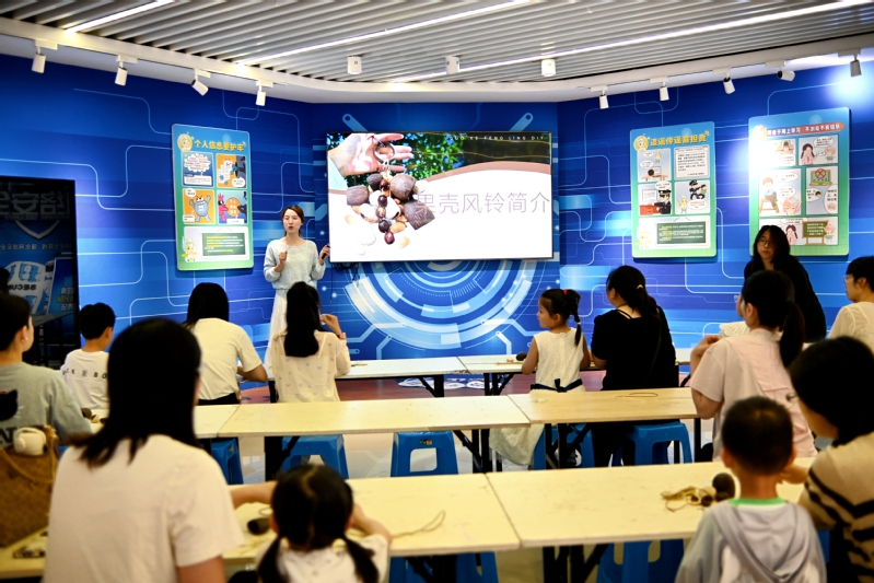 数字商务学院志愿者走进南都社区...